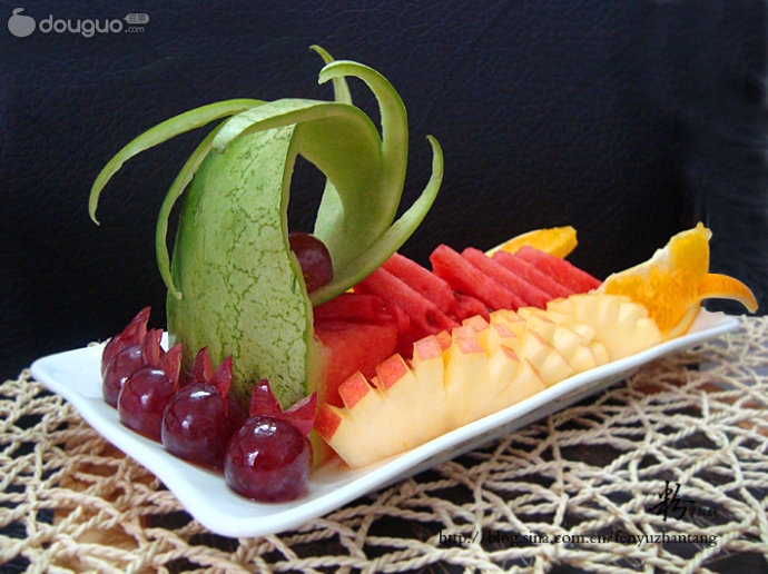 日本央行维持利率不变，但通胀预测超预期，或暗示加息可能性